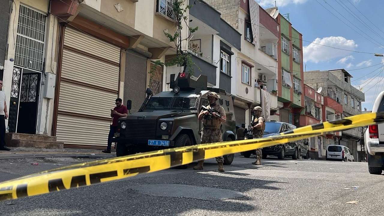 Ozel harekat polisi mahalleyi kusatti silahi ile birlikte yakalandi sWyLZpBu