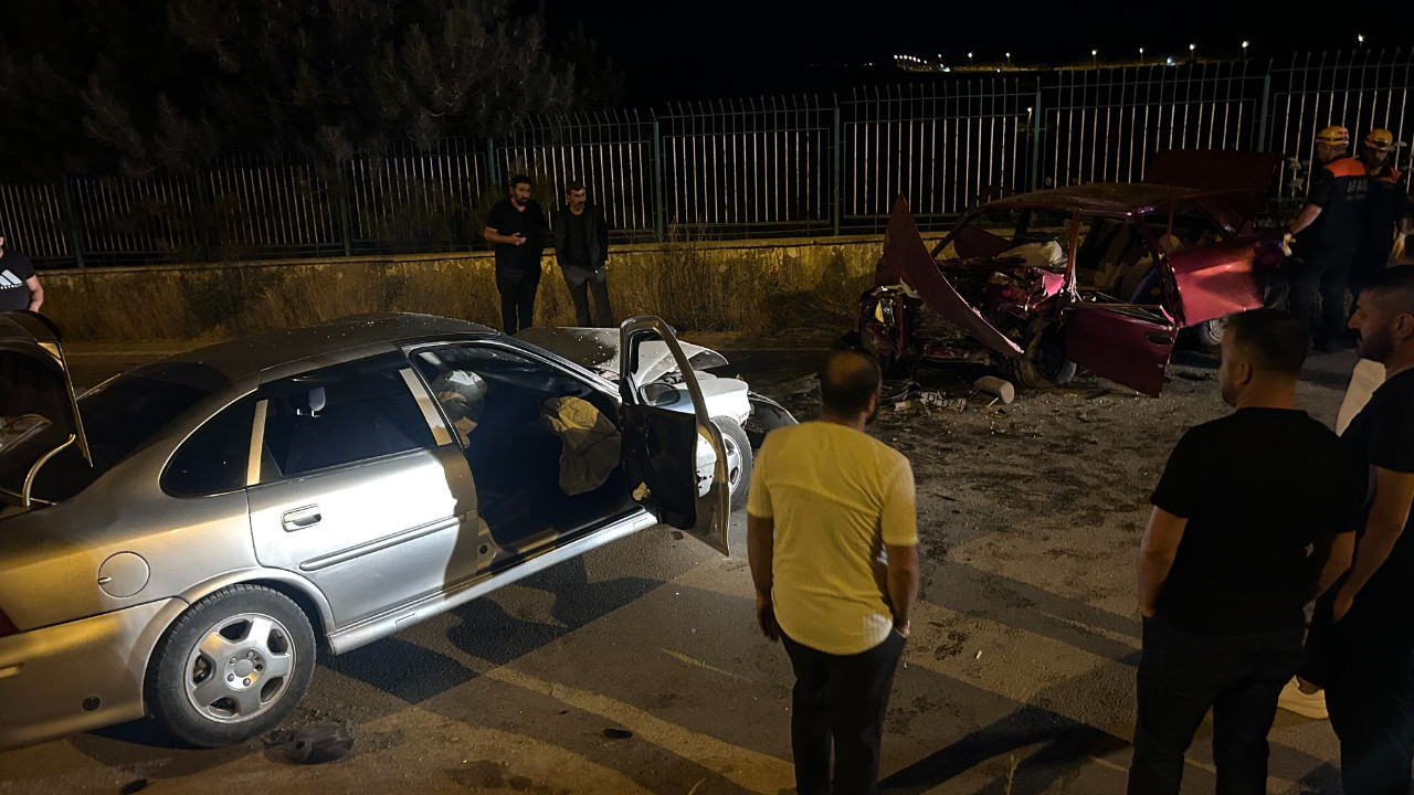 Sivasta iki otomobil carpisti 6 kisi yaralandi AVD5FA1F